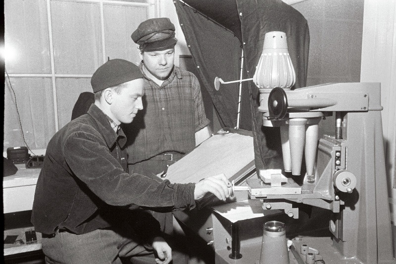 Võru Gaasianalüsaatorite Tehase mõõtelaboratooriumi vanemisener Alfred Tubin ja freesija H. Toomik täpsustavad detailide mõõteid.