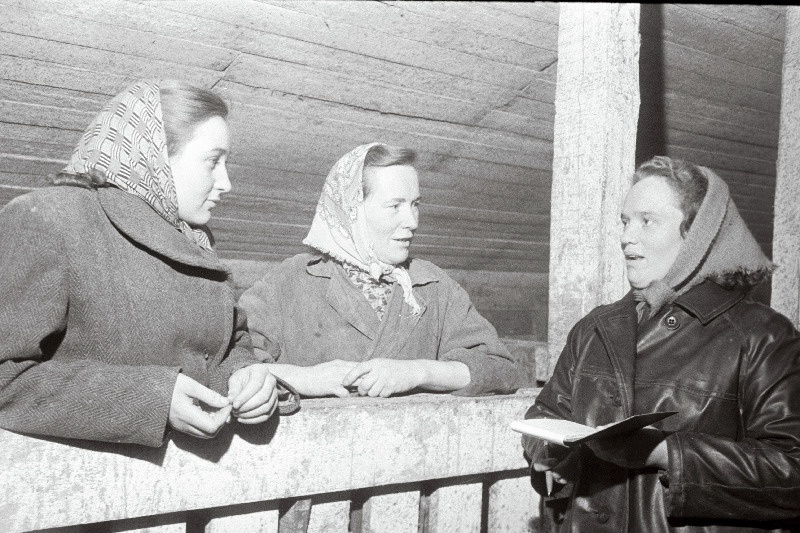 Võru rajooni Rõuge sovhoosi seatalitajad (vasakult) Asta Haljend, Asta Ulmas ja brigadir Eha Kauksi tööküsimusi arutamas.