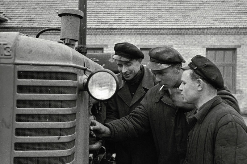 Rakvere rajooni Roela sovhoosi mehhanisaatorid (vasakult) Paul Ignatjev, Jaan Järv ja Viktor Jäppinen uusi traktoreid kontrollimas.