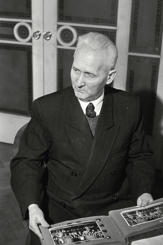 Tallinna Linna Töörahva Saadikute Nõukogu saadik, vana revolutsionäär August Laur.