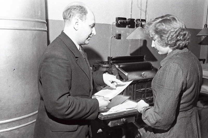 Keila Rajooni TSN Täitevkomitee instruktor J. Kusberg (vasakul) ja trükkija M. Linnroos kontrollivad trükitud valmisdetaile.