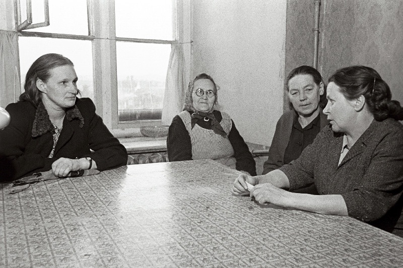 Eesti NSV Rahandusministeeriumi töötaja K. Nelling (paremalt esimene) vestleb valijatega nende kodus.