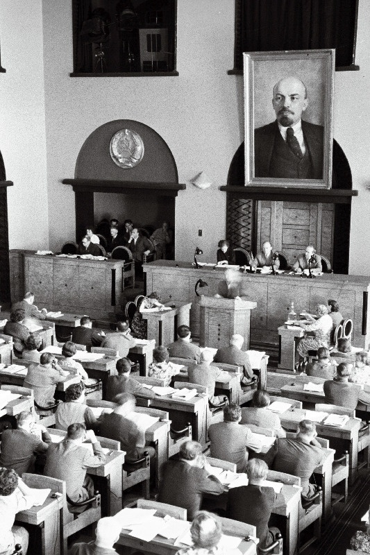 Vaade Eesti NSV Ülemnõukogu viienda koosseisu viienda instungjärgu istungisaali.