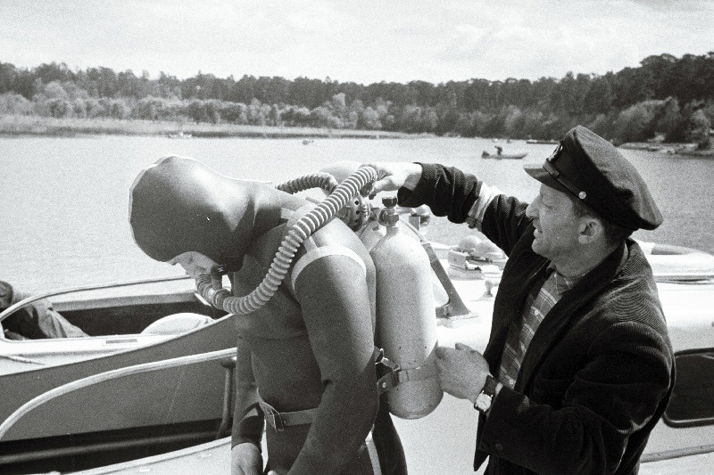 ALMAVÜ Tallinna Vetelpäästejaama tuuker Mart Pavlovski riietub tuukriülikonda motorist Arno Gordoni abil.