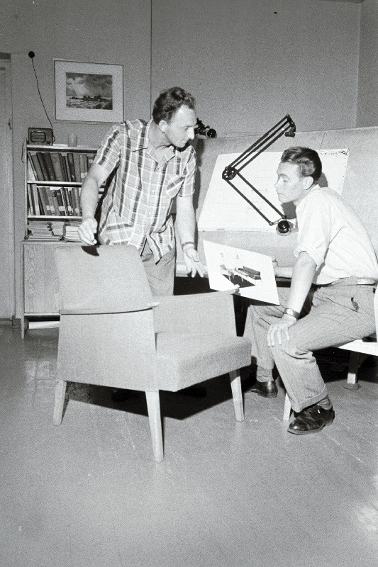 Mööblivabriku Standard konstrueerimisbüroo konstruktorid V. Peep (vasakul) ja H. Ojandu pehme mööbli jaoks tööjooniseid valmistamas.