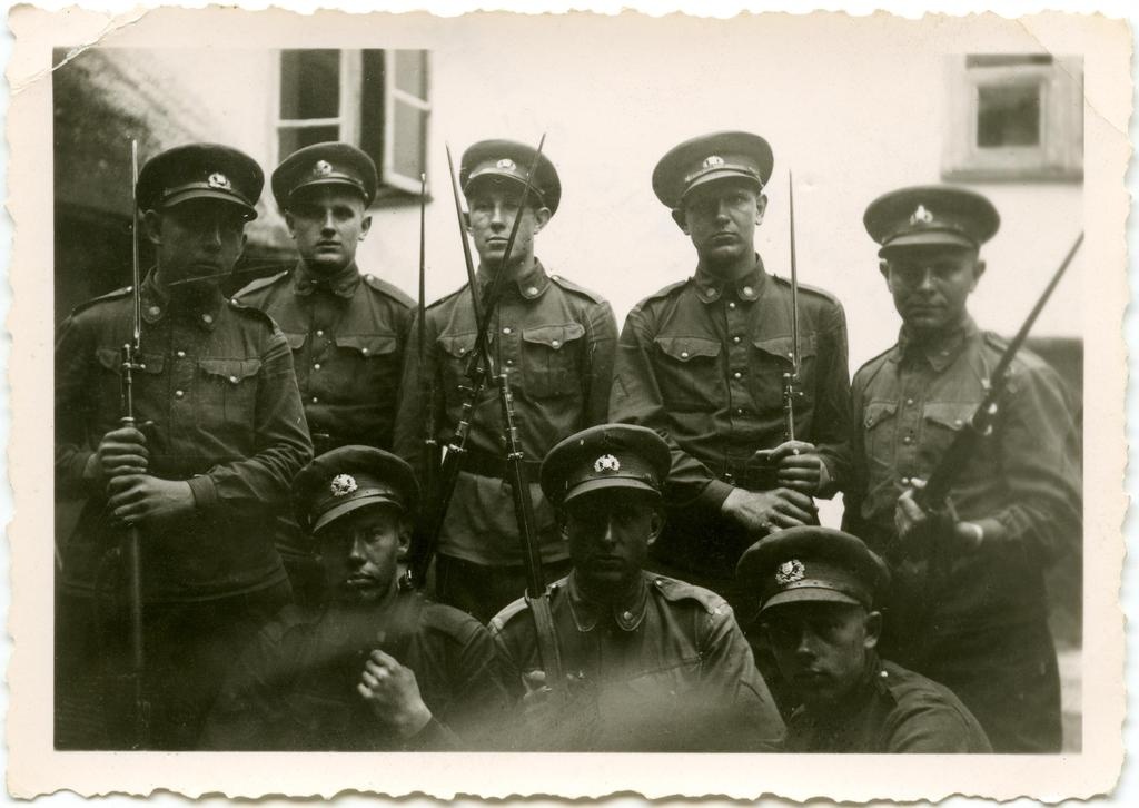 1940. a. sügisel Tallinnas, Toompeal. Sidepataljoni sõdurid.