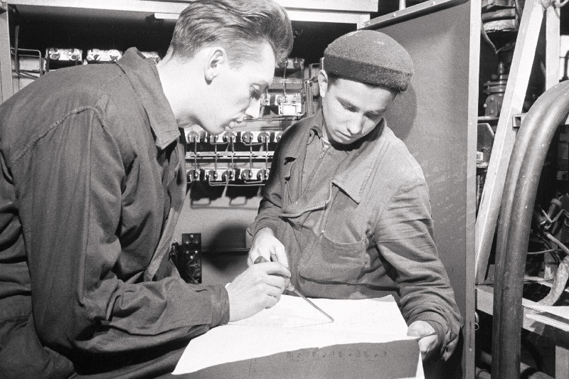 M.I. Kalinini nimelise Elavhõbealaldajate Tehase töölised Eino Mikk ja Jevgeni Aljonkin ühiskondlikus konstrueerimisbüroos automaatse signalisatsiooniseadme sisseseadmise võimalusi arutamas.