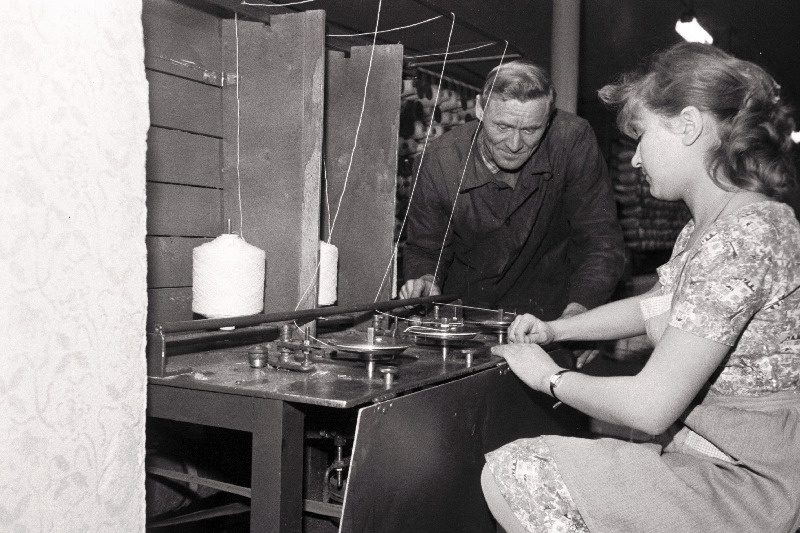 Tallinna Võrguvabriku lukksepp Jüri Kadakas uue omavalmistatud poolimismasina tööd kontrollimas.