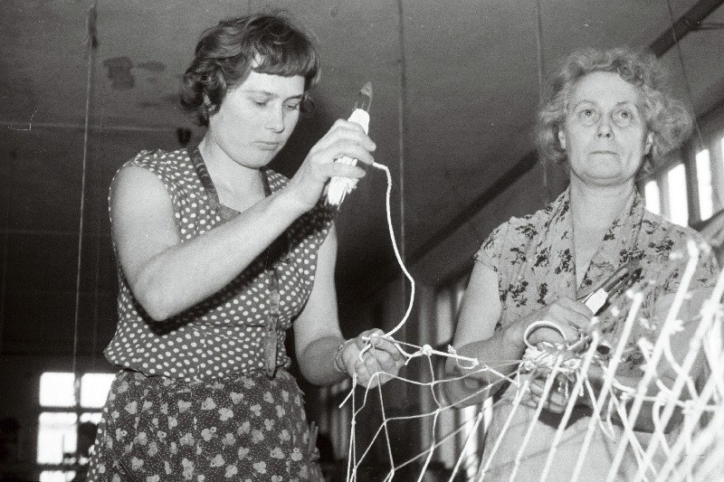 Tallinna Võrguvabriku eesrindlane Asta Virk töötamas.