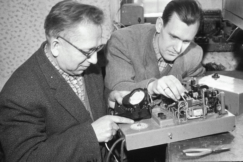 Tehase Estoplast elektrikud-novaatorid E. Laur ja A. Nõges.