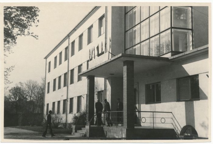 Foto. Haapsalu sanatooriumi hoone Sadama tänaval. 1952. Fotogr. E. Järve.