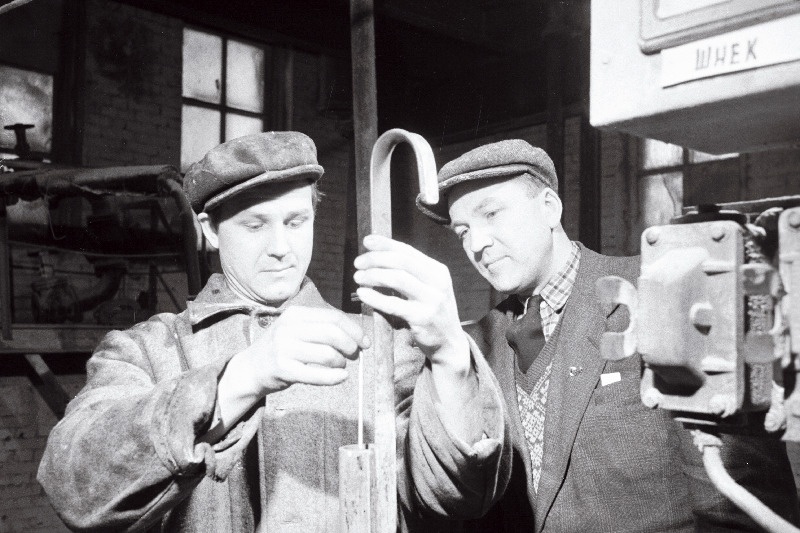 Maardu Keemiakombinaadi superfosfaaditsehhi aparaaditööline Lembit Rausberg (vasakul) ja tsehhi tehniline juhataja Erik Lukas.