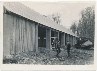 Foto. Hiiu masina-traktorijaama uus kombainikuur. 1953. Fotogr. J. Vatser.  duplicate photo