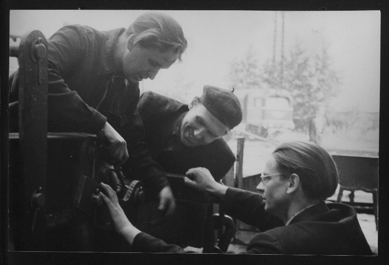 Tallinn-Väikese depoo loomingulise grupi liikmed (vasakult) treial Endel Kärner, lukksepp Endel Nupp ja insener Pjotr Ivanov omakonstrueeritud pressi juures.