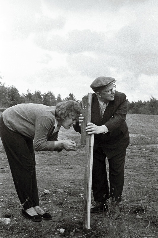 Arheoloogiliste kaevamis- ja uurimistööde juhataja professor H. Moora koos abilise Eesti NSV Kunstiinstituudi diplomandi Laine Lustiga kaevamistöödel Lõhavere linnusel.