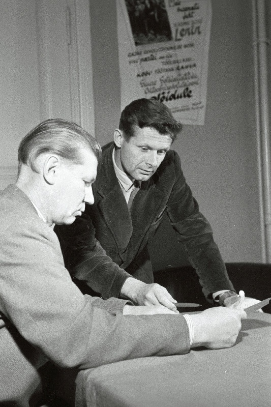 EKP Tallinna Linna Mererajooni Komitee mittekoosseisuline instruktor Herbert Jaansalu (paremal) Naha- ja Jalatsikombinaadi Kommunaar parteialgorganisatsiooni sekretärile Jevgeni Grišinile kommunistliku töö liikumise küsimustes juhendeid andmas.