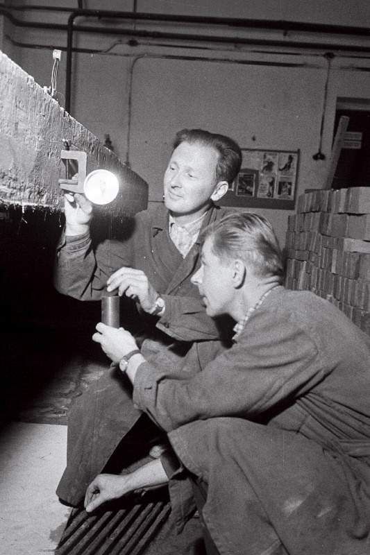 Eesti NSV Teaduste Akadeemia Tehnilise Katsebaasi vanemad teaduslikud töötajad (vasakult) Heino Eesorg ja Nikolai Morozov valmistavad koormuse prooviks ette gaaskukermiit-suurpaneeli.