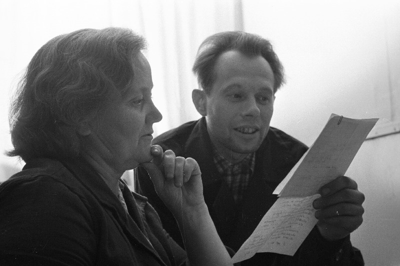 Tekstiilivabriku Keila tööline Alide Raiend ja ametiühingukomitee esimees Benno Laarmann koostavad töötajatele korraldatavate vestluste kava.