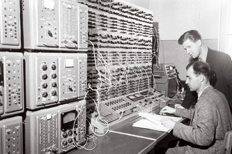 Tallinna Polütehnilise Instituudi elektronarvutuslaboratooriumi juhataja Heino Lelumees (istub) ja vanemõpetaja Ustus Agur.