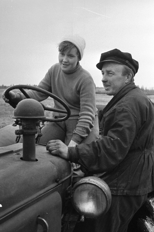 Türi Põllumajandustehnikumi õpilane Maime Kroll praktikal Paide rajooni Edasi kolhoosis.