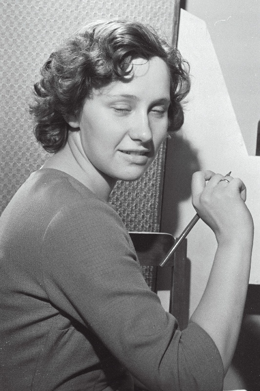 H. Pöögelmanni nimelise Tallinna Raadiotehnika Tehase tööline, Tallinna Polütehnilise Instituudi energeetikateaduskonna III kursuse õhtuse osakonna üliõpilane kommunistlik noor Viivi Linsi töötamas.