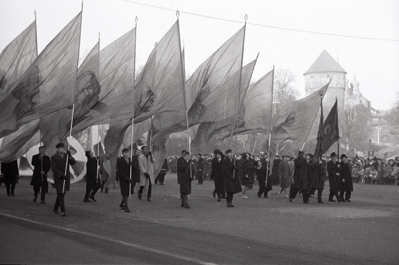 Suure Sotsialistliku Oktoobrirevolutsiooni 45. aastapäeva tähistamise demonstratsioon Tallinnas Võidu väljakul.