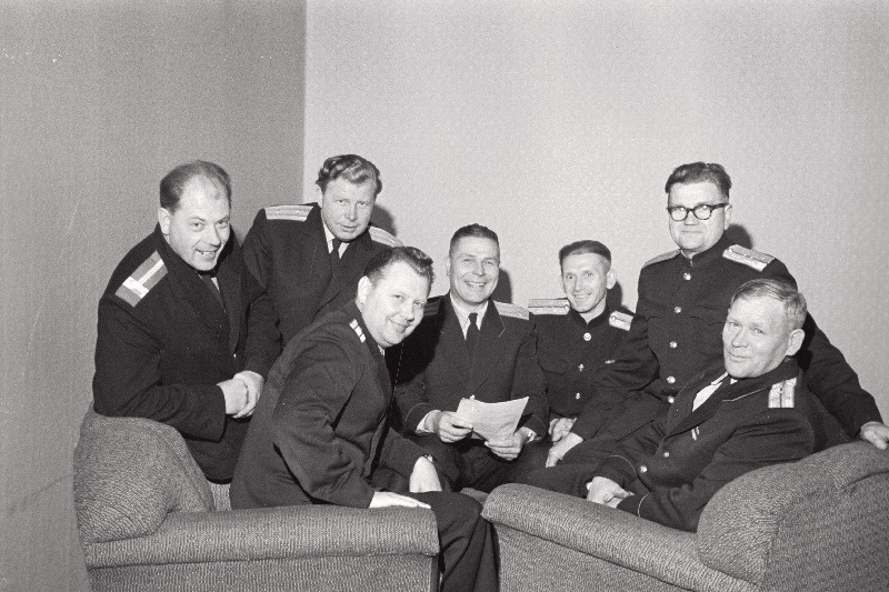 Miilitsateenintuse eesrindlasi (vasakult) miilitsavanem Elmar Vain, major Harri Taidre, major Jaan Niinemets, alampolkovnik Fjodor Aleksin, kapten Kalju Pehme, kapten Juhan Laaniste ja kapten Ferdinad Nugis.