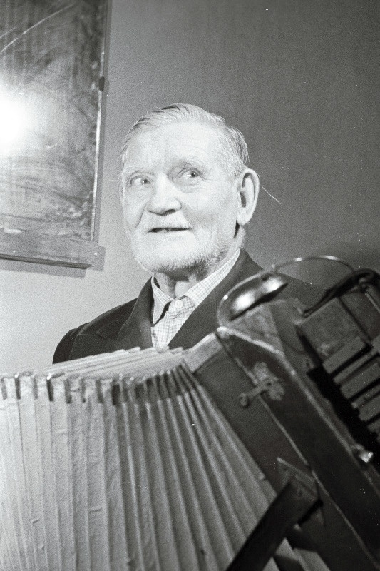 86-aastane rahvapillilugude looja ja mängija Jaan Baumann Paide rajooni Käru asulast.