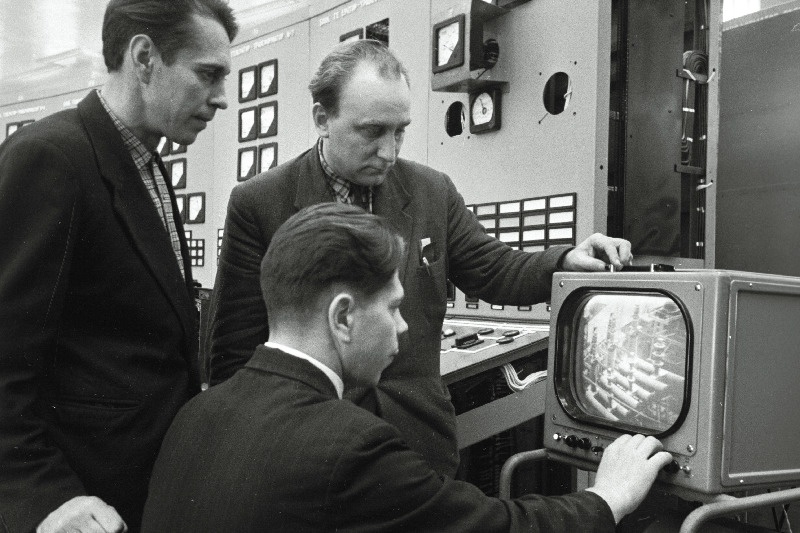 Balti Soojuselektrijaama automaatikatsehhi juhataja Lembit Maiste (seisab) ja valveinsener Rudolf Korõtov.