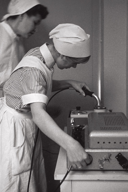 Tallinna II Linnahaigla füsioteraapia kabineti õde Leili Kurvits õpib uue ultraheliaparaadi käsitsemist.