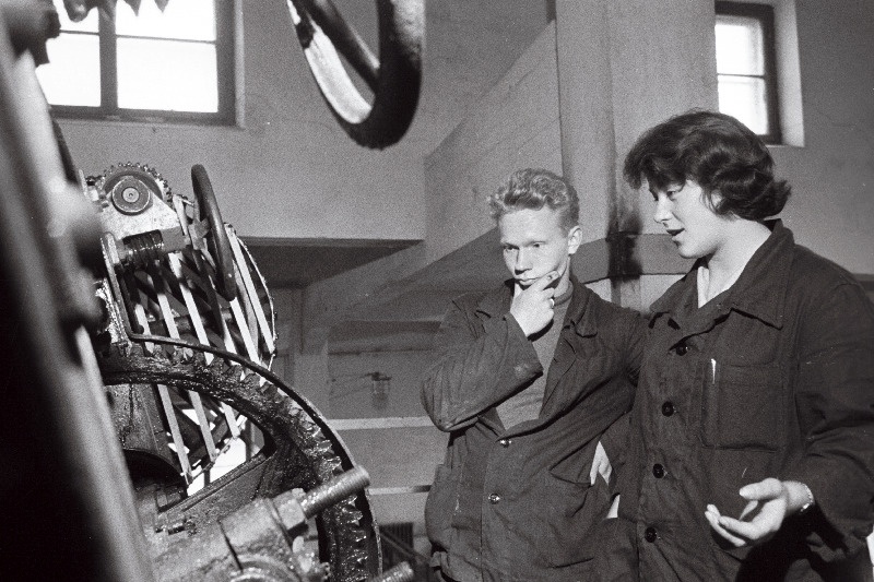 Maardu Keemiakombinaadi vahetusejuhatajad Anu Tars ja Vello Rootsi flotatsioonitsehhis.