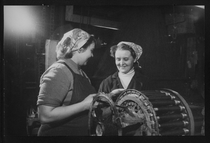 Pärnu Linakombinaadi tööeesrindlane J. Kaabus (vasakul) koos oma õpilase M. Tiidoga.