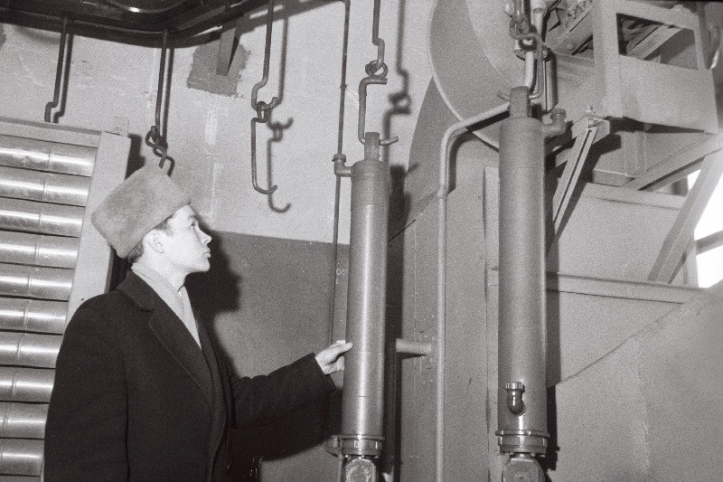 Tallinna Ekskavaatoritehase ratsionaliseerimisala vaneminsener R. Mesila kontrollimas Viljandi hüdrosilindrite tsehhi värvimisruumi sisseseadet.