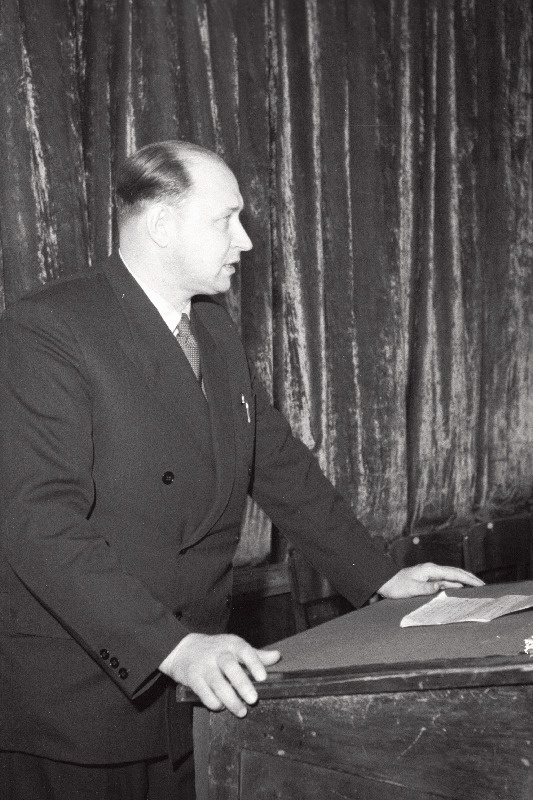 Harju rajooni Kuusalu kolhoosi esimees A. Vunk esitab kolhoosi üldkoosolekul EKP Keskkomitee esimese sekretäri J. Käbini kandidatuuri Eesti NSV Ülemnõukogusse.