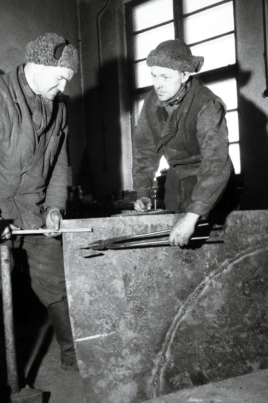 Paide rajooni Edasi kolhoosi mehanisaator R. Rannik (vasakul) ja sepp-keevitaja  H. Perillius valmistavad  traktoriroopaid.