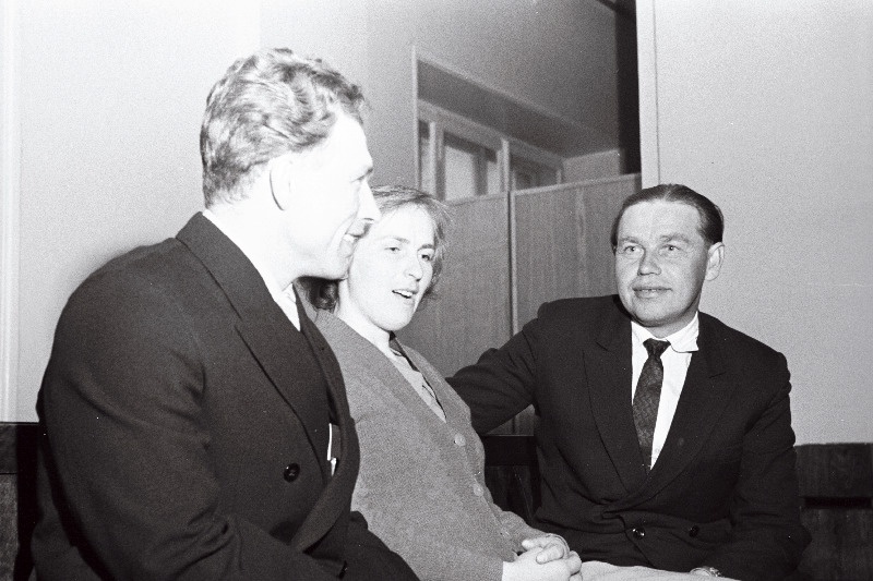 Rahvasaadikud Tapa veduridepoo vedurijuht A. Mogilevtsev, Võru rajooni Vabaduse kolhoosi lüpsja-karjatalitaja Ilme Meister ja Võru rajooni Oktoobri Võidu kolhoosi brigadir A. Tammiste Eesti NSV Ülemnõukogu kuuenda koosseisu istungi vaheajal.