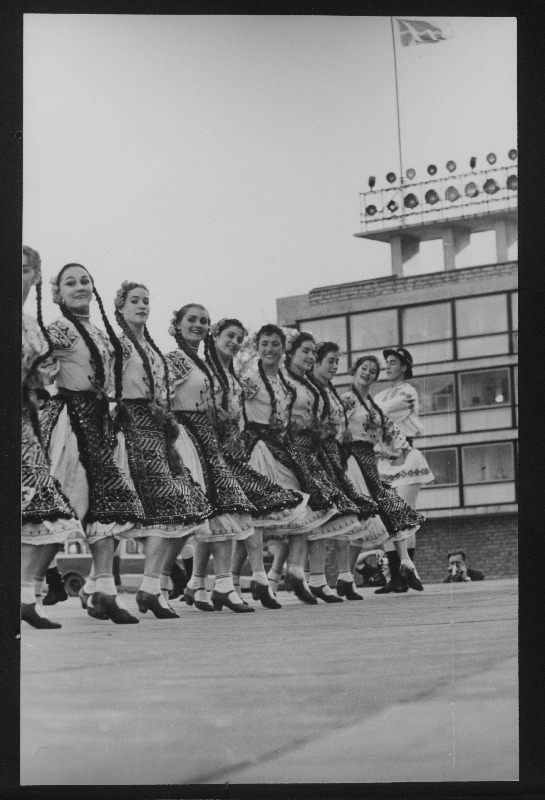 Moldaavia NSV teenelise tantsuansambli Žok neiud tantsuhoos.