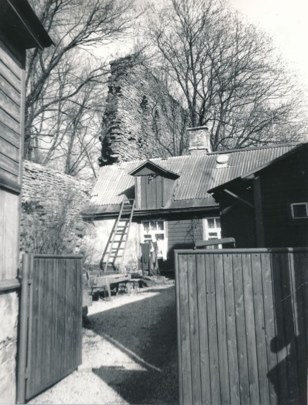 Foto. Vaade linnuse müüriäärsele elamuhoovile. Karja tänav. 1991.