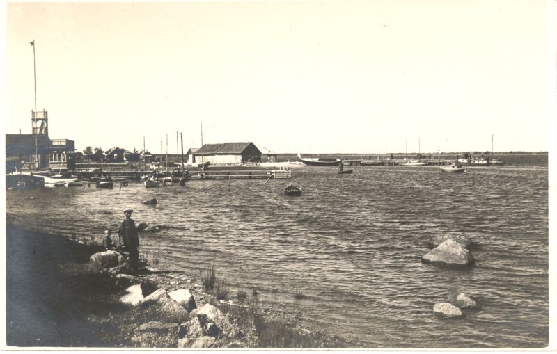 Foto. Vaade Haapsalu Vanale sadamale ja merejahtklubi hoonele. 1932. Albumis HM 8466:1. Kuulunud kapten Harald Dampffile.