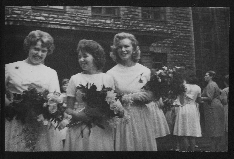 J. Lauristini nimelise Tallinna 16. Keskkooli lõpetajad (vasakult) T. Aaliste, V. Kiive ja S. Palling.