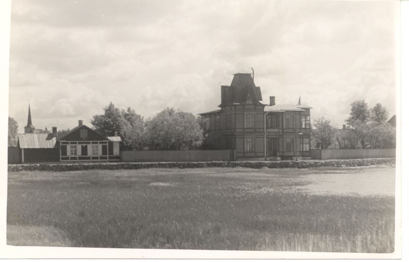 Foto. Vaade Õhtu kaldale ja Döppi villale. Albumis HM 8466:1. Kuulunud kapten Harald Dampffile.