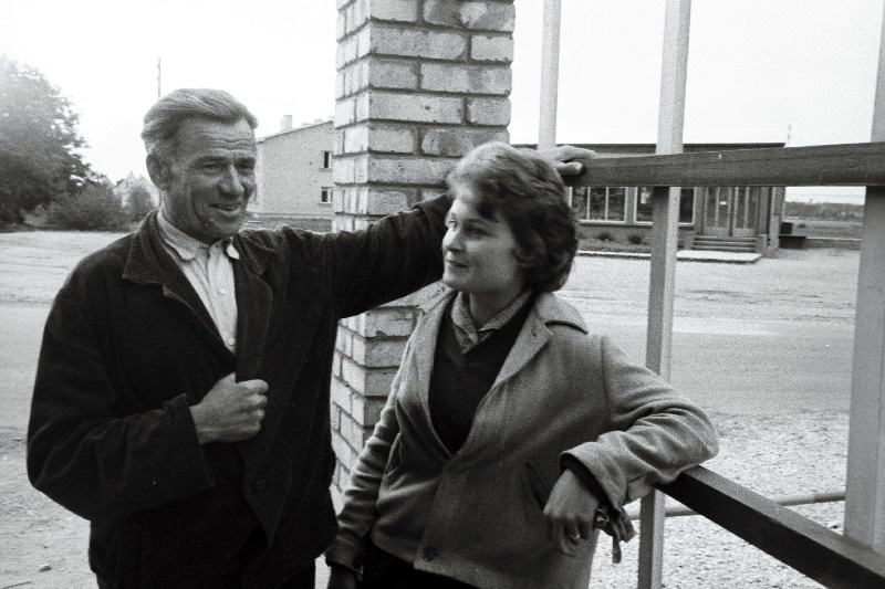 Harju rajooni A. Sommerlingi nimelise sovhoosi taimekasvatuse agronoom Asaf Zotikov oma noore abilise Eve Kiiliga.