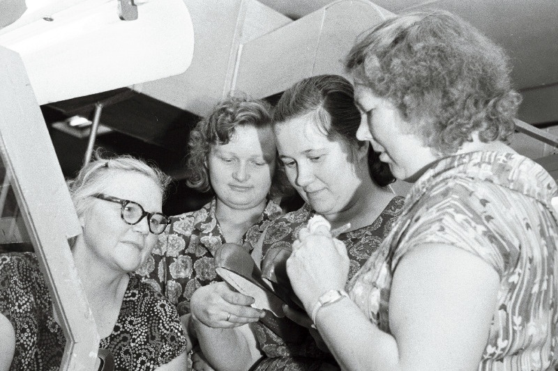 Tootmiskoondise Kommunaar kleeptallatsehhi viimistlejad (vasakult) K. Padu, S. Ots, M. Nuut ja H. Pere annavad jalatsitele viimase lihvi.