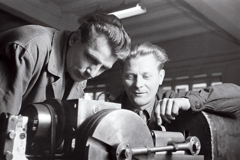 Tehase Norma ratsionaliseerijad, lukksepad Leonard Kastan (vasakul) ja Heino Altmets võllide õgvendamise ja tükeldamise seadme juures.