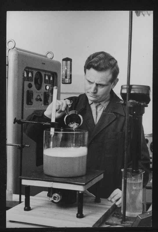 Keemiakombinaadi Orto automaatikalaboratooriumi töötaja V. Samon teeb katseid ultraheli kasutamiseks klaastaara pesemisel.