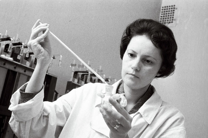 NSV Liidu Meditsiiniakadeemia Eesti Eksperimentaal- ja Kliinilise Meditsiini Instituudi biokeemia laboratooriumi teaduslik töötaja Luule Teras uurimas P-vitamiini toimet.