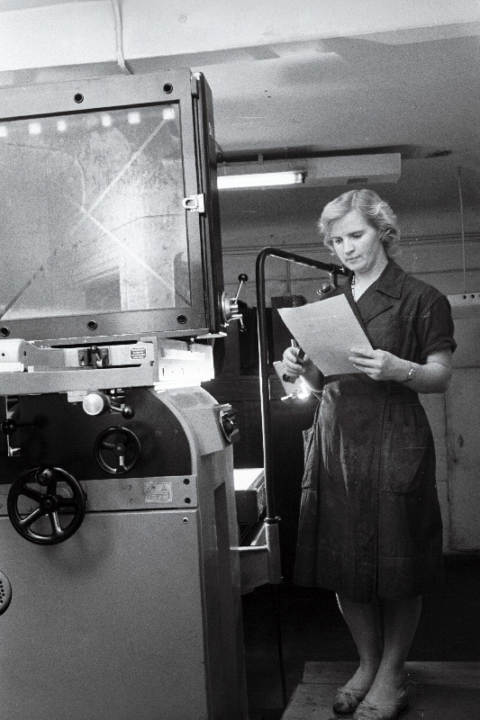Trükikoja Kommunist fotograaf Ester Tiitso töötamas uuel reproduktsiooniaparaadil.