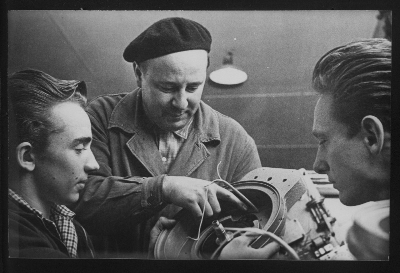 Tallinna Kontroll-Mõõteriistade Katsetehase montaažijaoskonna lukksepp E. Krabo koos oma õpilaste A. Madiste ja A. Hioga.