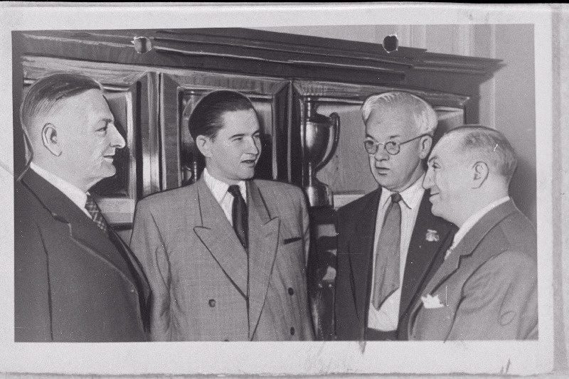 XII ülemaailmsel maleolümpiaadil Moskvas. Vasakult kompositsioonimale komisjoni esimees J. Neukom Ungarist, suurmeister  P. Keres, kohtunikekogu liige meister L. Balogh Ungarist ja suurmeister M. Najdorf Argentiinast.