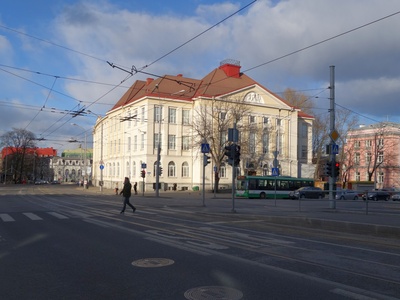 Hoone Jaani tänava (Pärnu mnt) ja Estonia pst nurgal. Kommertsgümnaasium (Merekool) rephoto